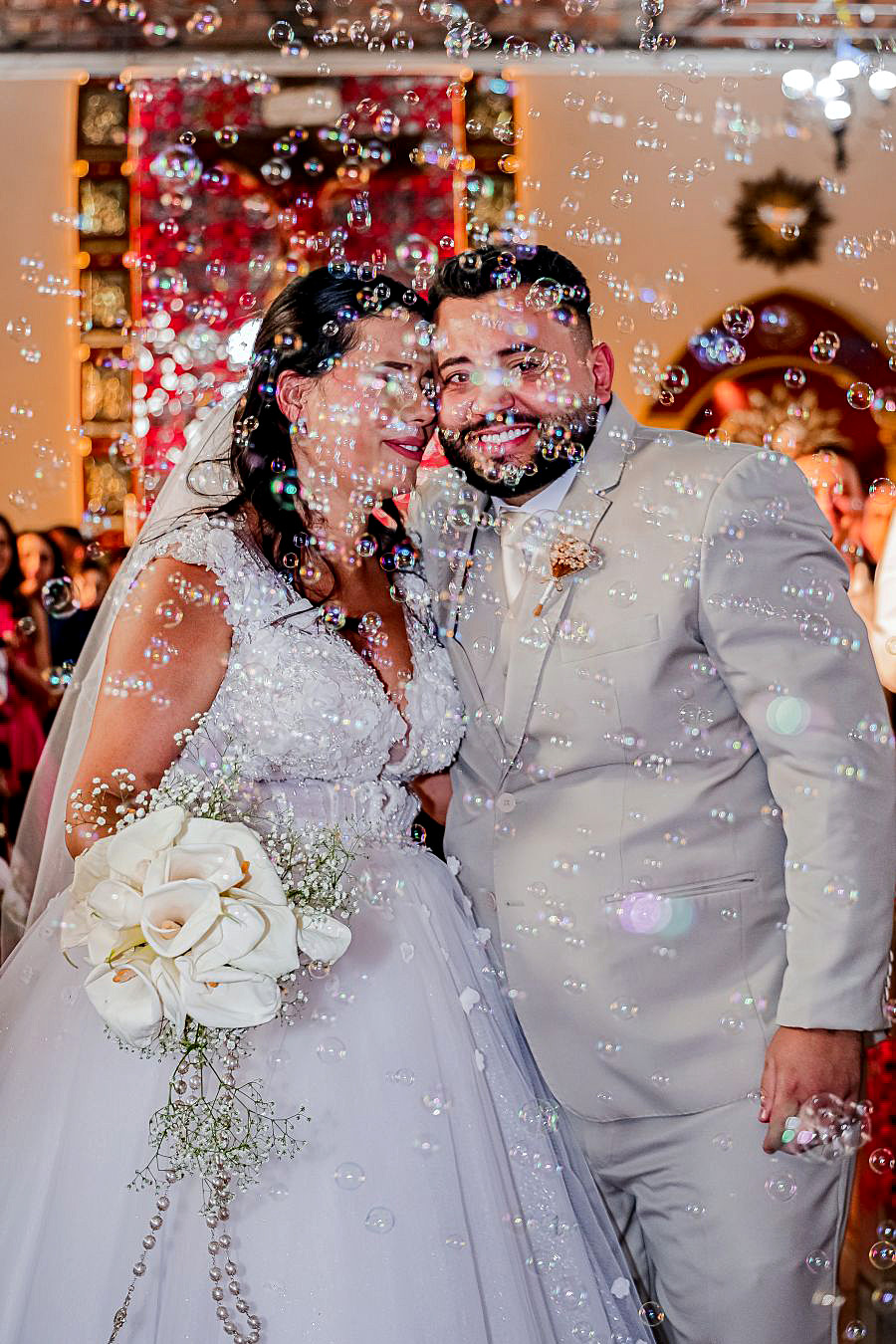 Casal durante festa de casamento